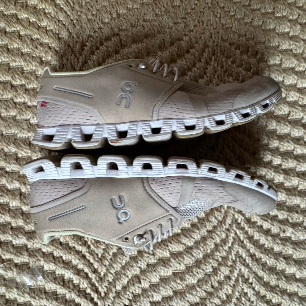 On Cloud Women’s 8